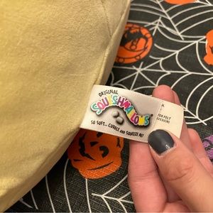 Queen 🐝 Squishmallow! Original tags still attached and an OG collectible.